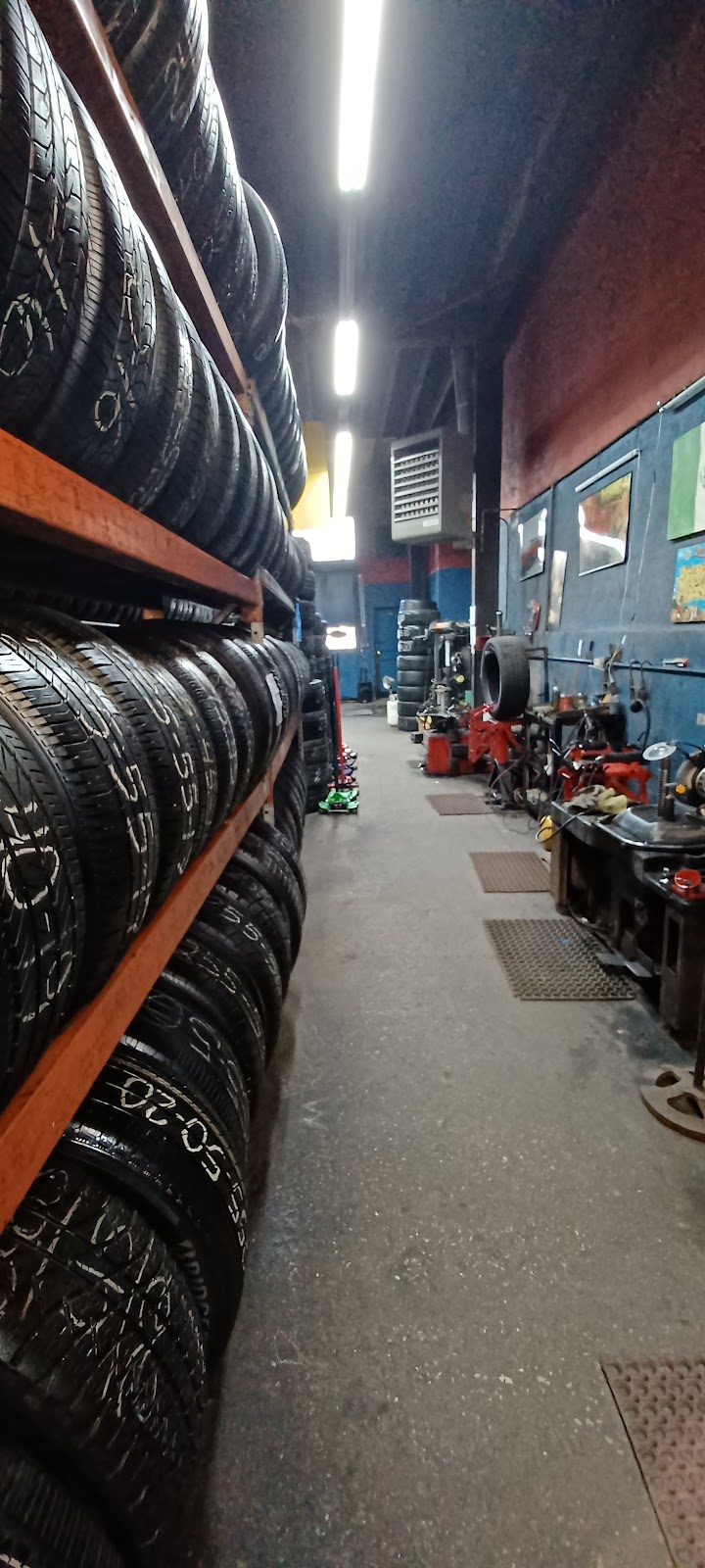 Willy's Tire Shop in Chicago