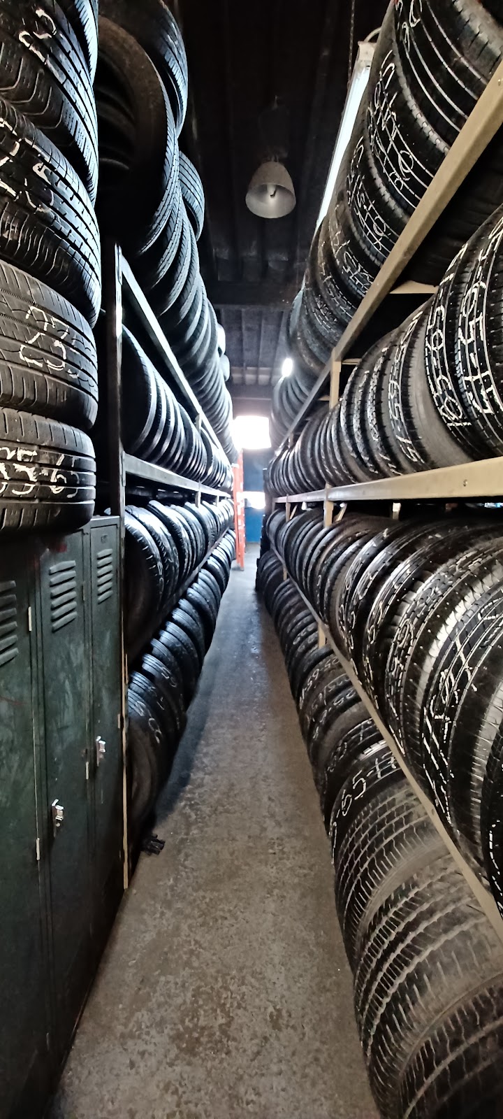 Willy's Tire Shop in Chicago